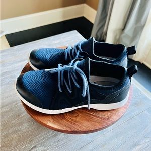 Vionic Women’s navy sneaker. Size 6.